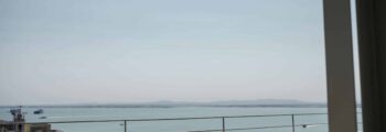 Empuriabrava : vue mer paisible avec boissons.