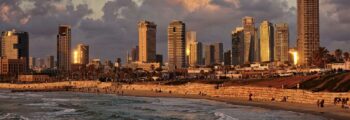 Tel Aviv coucher soleil, immeubles et plage.