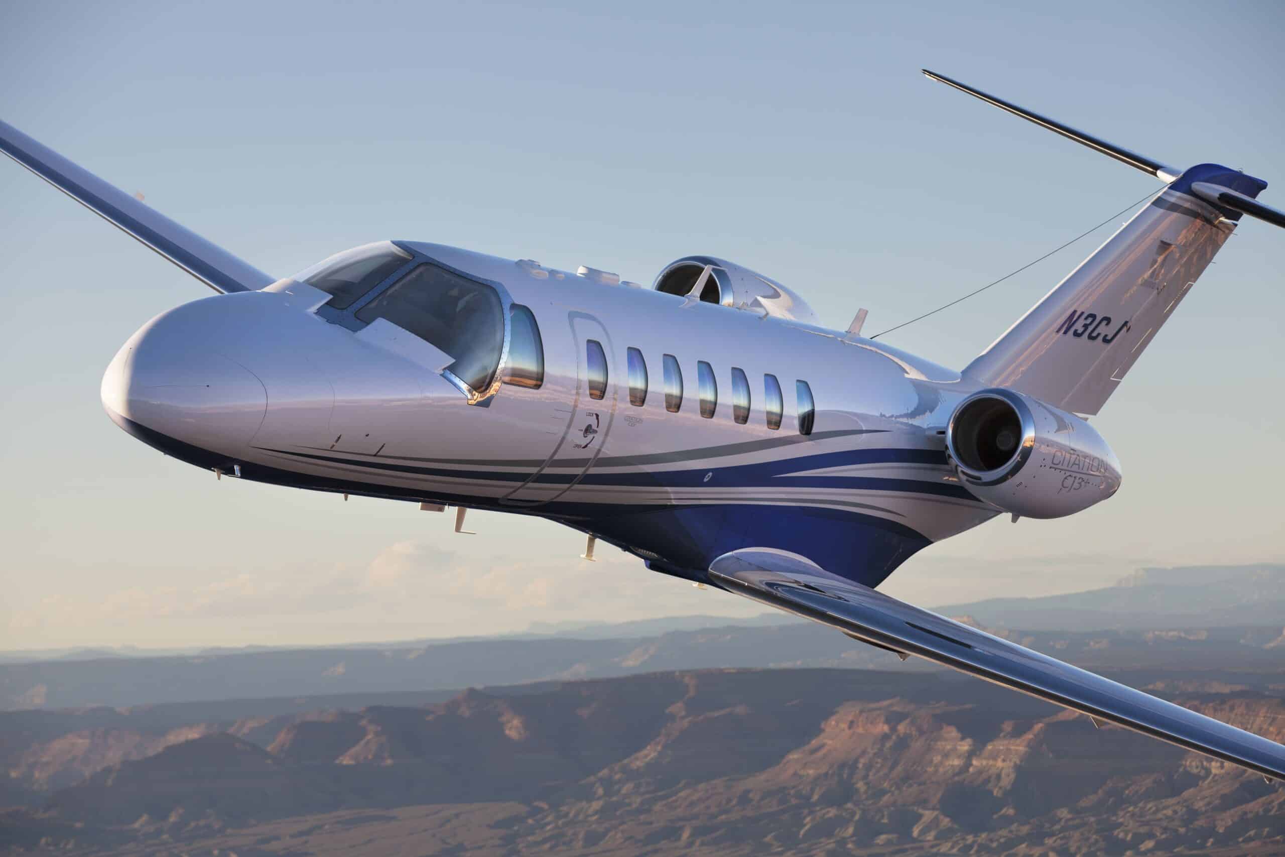 Cessna CJ3 blanc et bleu en vol