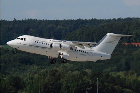 location de jet privé, avion décolle devant forêt.