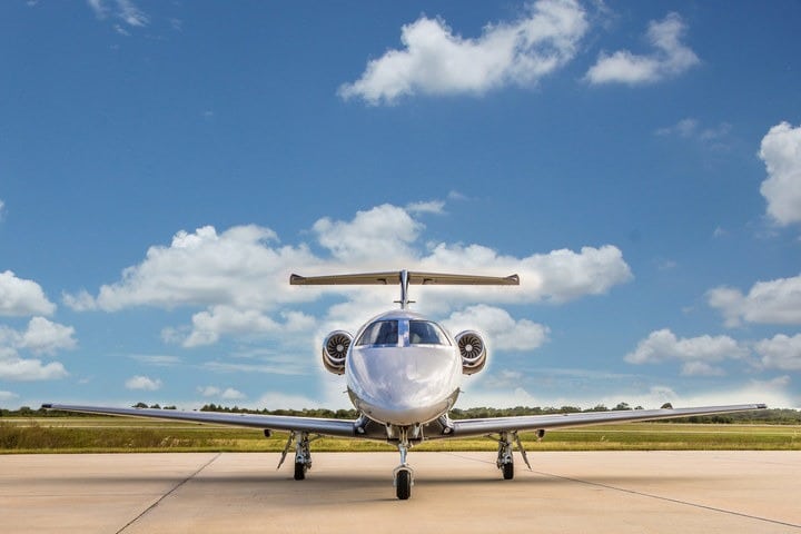 Phenom 100 de face sur la piste