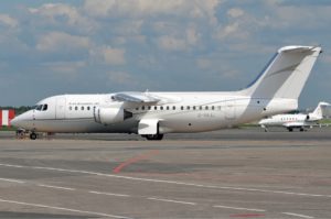 Location de jet privé : AVRO business jet sur tarmac.
