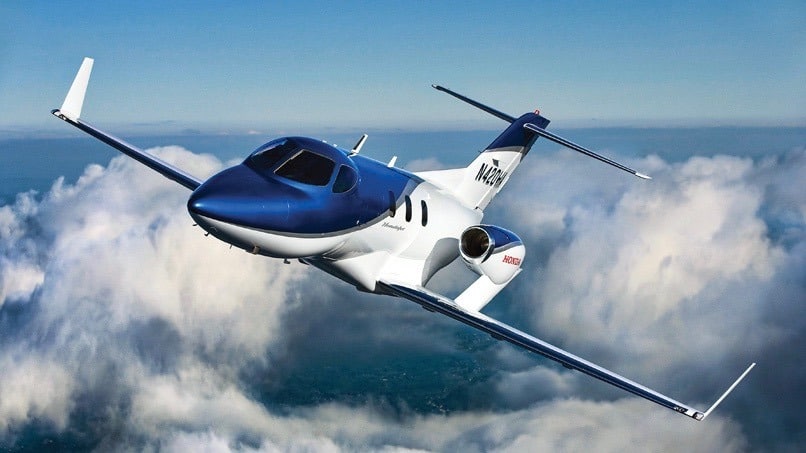 honda jet en vol dans les nuages