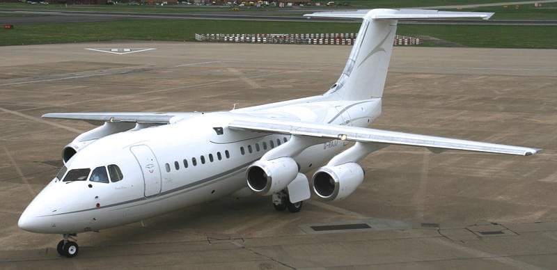Location de jet privé : Avro RJ 85 blanc sur tarmac.