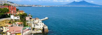 Naples luxe, couleurs vives, mer bleue et montagnes.