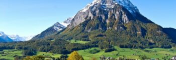 Mollis, village pittoresque avec montagnes et champs.