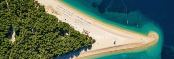 Plage de Zlatni Rat, île de Brac, Croatie vue aérienne.