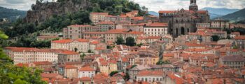 Le Puy-en-Velay vue panoramique, statue et cathédrale.