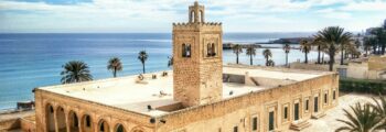 location jet privé dans une ruelle ensoleillée, Annaba